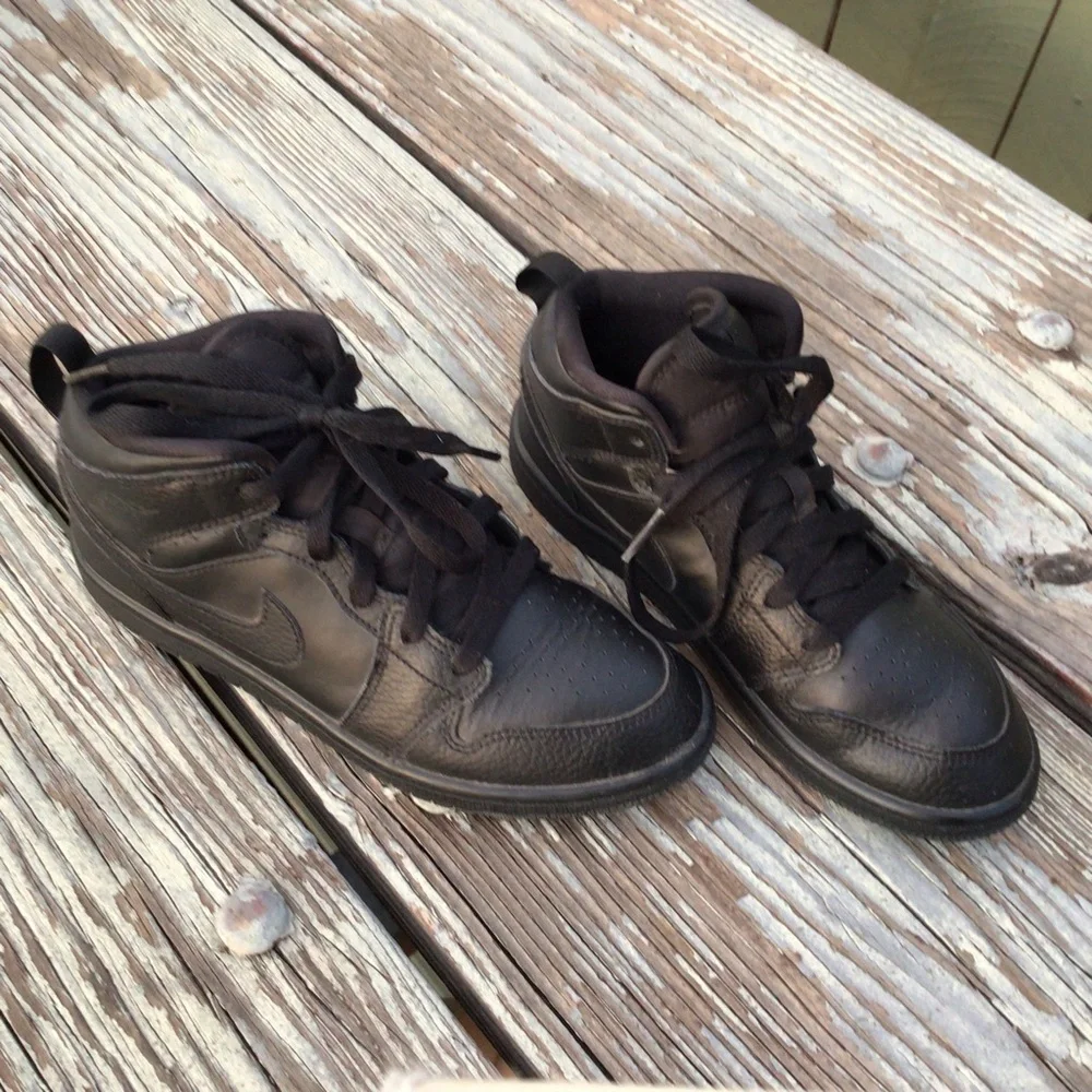 Nike Air Jordan 1 Mid Leather Trainers Triple Black size 3 youth